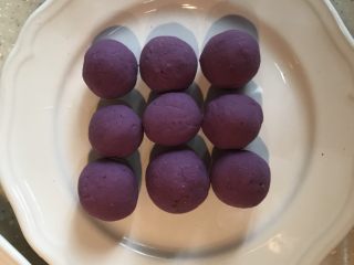 11、紫薯糖心糯米滋,全部包好，烧开一锅水