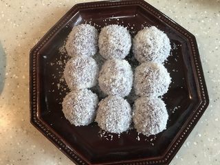 16、紫薯糖心糯米滋,挨个裹好，放进干净的盘子里