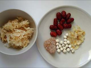 1、银耳莲子羹,准备食材