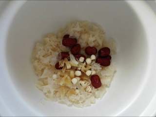 3、银耳莲子羹,红枣、莲子、百合干洗净，与泡好的银耳一起放入炖锅中。红枣最好去核，红枣核比较燥。