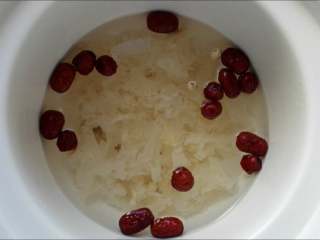 4、银耳莲子羹,炖锅中加入足量的水