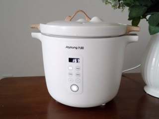 5、银耳莲子羹,炖锅选择炖汤程序，时间设定2小时