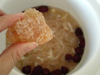 6、银耳莲子羹,程序快结束前10分钟打开盖子，加入冰糖，再炖10分钟