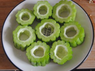 3、苦瓜酿,码在盘子里