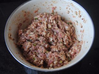 5、苦瓜酿,加入切碎的香菇和2克蒜末，胡椒粉，盐，少许葱花抓匀