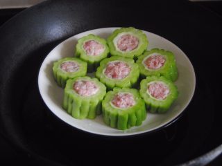 7、苦瓜酿,放入锅内，加入适量清水，大火蒸煮13分钟即可