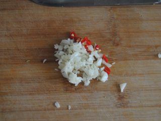 8、苦瓜酿,辣椒切小段，大蒜剁碎