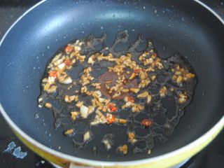 11、苦瓜酿,加入酱油拌匀