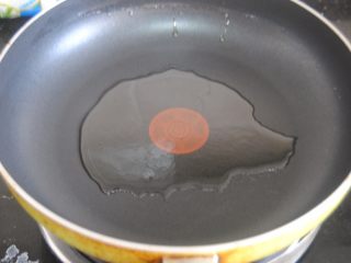 9、苦瓜酿,热锅，放入适量的花生油