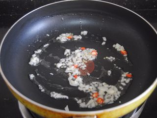 10、苦瓜酿,爆香蒜末和辣椒段，熄火