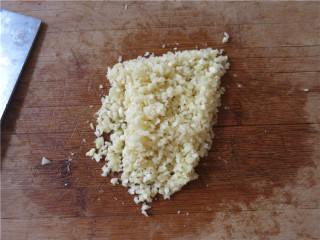 1、翘尾巴的金银蒜蓉开背虾,打蒜剥皮，将蒜剁成蒜蓉