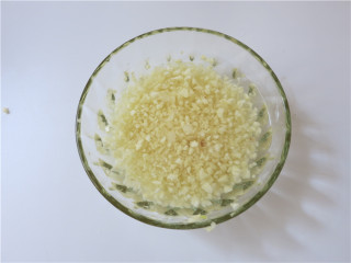 2、翘尾巴的金银蒜蓉开背虾,取二分之一的量放在冷水中浸泡2小时左右，泡掉蒜胶