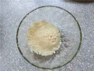 3、翘尾巴的金银蒜蓉开背虾,将蒜沥干水分，稍用勺子压出来一些水分来