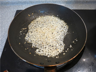 4、翘尾巴的金银蒜蓉开背虾,锅内入适量的油烧至两三成热，下入泡好的蒜蓉