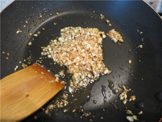 5、翘尾巴的金银蒜蓉开背虾,小火将蒜蓉炸成金黄色成为“金蒜”