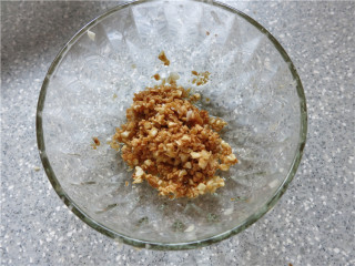 6、翘尾巴的金银蒜蓉开背虾,放在容器中