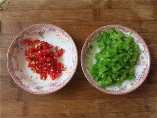 7、翘尾巴的金银蒜蓉开背虾,尖椒去蒂横劈切段切丝剁碎小米辣同样操作