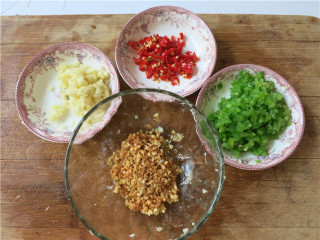 8、翘尾巴的金银蒜蓉开背虾,四种材料全部操作完成