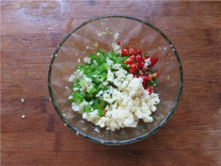 9、翘尾巴的金银蒜蓉开背虾,放在一个容器内