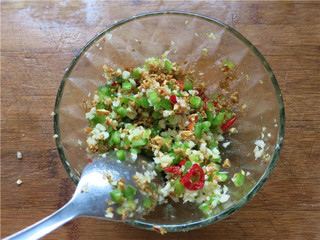 10、翘尾巴的金银蒜蓉开背虾,将四种材料混合一旁备用