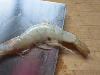 13、翘尾巴的金银蒜蓉开背虾,平切一直切到虾尾部最后一节处，不要切断了。