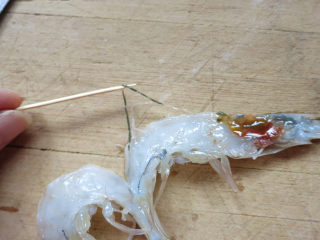 14、翘尾巴的金银蒜蓉开背虾,用牙签挑掉虾肠