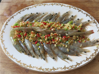 16、翘尾巴的金银蒜蓉开背虾,将调好的金银蒜蓉均匀捕在虾身两边