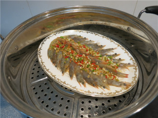 17、翘尾巴的金银蒜蓉开背虾,放在烧开水的锅中大火蒸5分钟左右