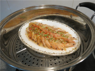 18、翘尾巴的金银蒜蓉开背虾,将蒸好的虾盘中的水倒掉，也也留着