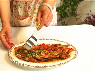 19、翘尾巴的金银蒜蓉开背虾,淋上适量的味鲜酱油入味即可