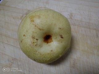 1、蒸冰糖雪梨,雪梨洗净。