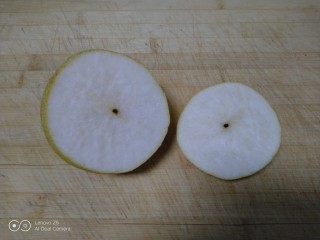 2、蒸冰糖雪梨,从1/3处切开。