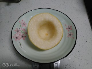 3、蒸冰糖雪梨,用勺子挖去中间的硬心。