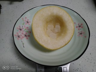 4、蒸冰糖雪梨,加入冰糖。