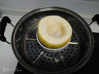 5、蒸冰糖雪梨,放入锅中。