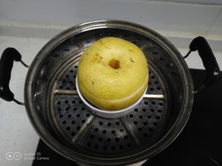 6、蒸冰糖雪梨,盖上雪梨盖。