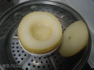 7、蒸冰糖雪梨,大火煮开转中火蒸30分钟。