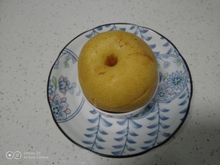 8、蒸冰糖雪梨,盛出。
