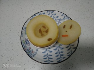 10、蒸冰糖雪梨,撒上葡萄干，点缀。