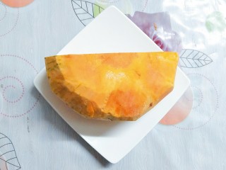 1、小米南瓜百合银耳粥,将老南瓜买回来洗净去皮，买南瓜要选皮的颜色看起来均匀，厚实，有光泽，黄中带红色的那种，就是熟的很好又很甜的老南瓜！