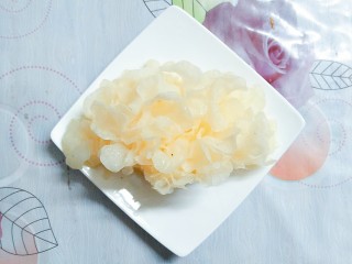 5、小米南瓜百合银耳粥,银耳我也是买的新鲜的，很容易熬出胶质，买回来不用泡水，直接去蒂放水里！