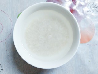 10、小米南瓜百合银耳粥,大米也淘洗干净，用适量的冷水泡半个小时！
