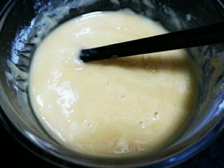 2、红糖香酥饼,油酥的制作，将食用油烧热倒入面粉中，并搅拌均匀。