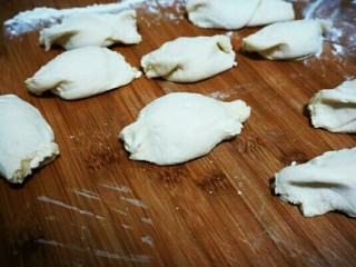 6、红糖香酥饼,揪成大小一致的际子。