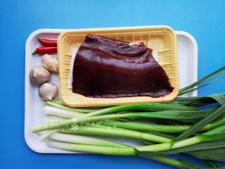 1、蒜苗炒猪肝,准备食材。