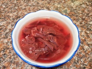 2、蒜苗炒猪肝,将猪肝洗净切薄片并用加了适量白醋的水浸泡一会儿去毒。