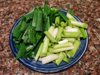 4、蒜苗炒猪肝,将蒜苗拆洗净切段，蒜苗头和叶子分开放。