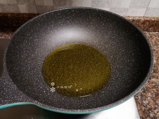 9、蒜苗炒猪肝,锅里再倒油烧至八成热。