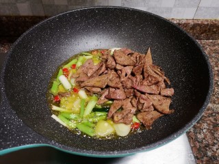 11、蒜苗炒猪肝,放入猪肝翻炒均匀。