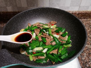 14、蒜苗炒猪肝,倒入适量生抽翻炒均匀。